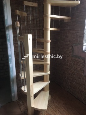 Винтовая лестница из массива сосны