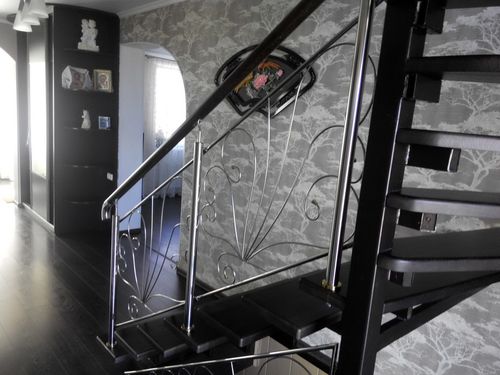 Лестница на металлокосоуре с цельноламельными дубовыми ступенями