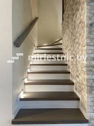 Лестница из бетона облицованная шпонированными ступенями из дуба