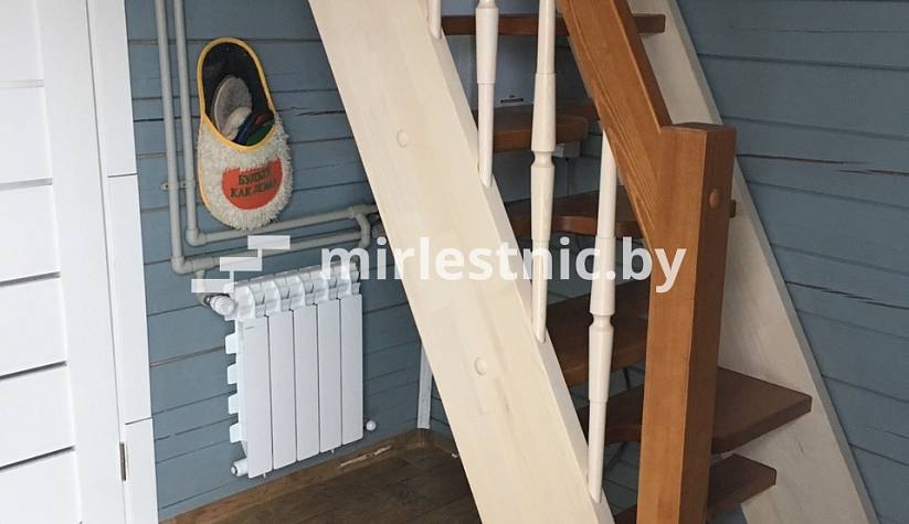 Деревянная лестница из сосны с гусиным шагом