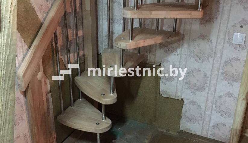 Деревянная готовая лестница ЛВ-1.0м