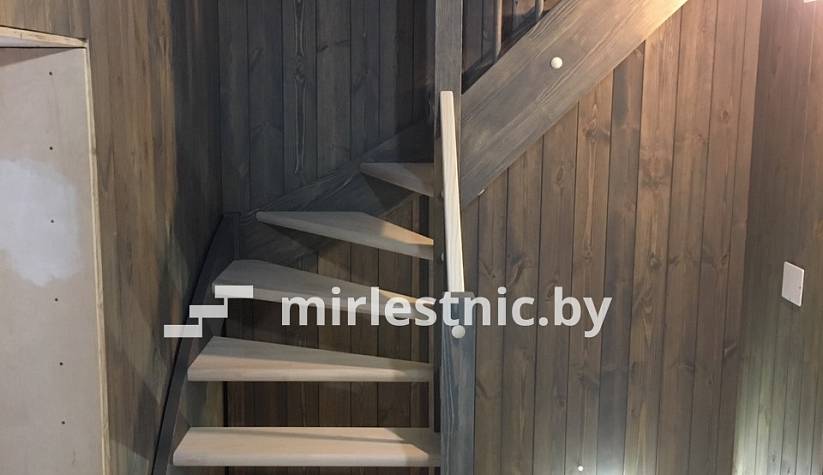 Деревянная лестница с круглыми балясинами