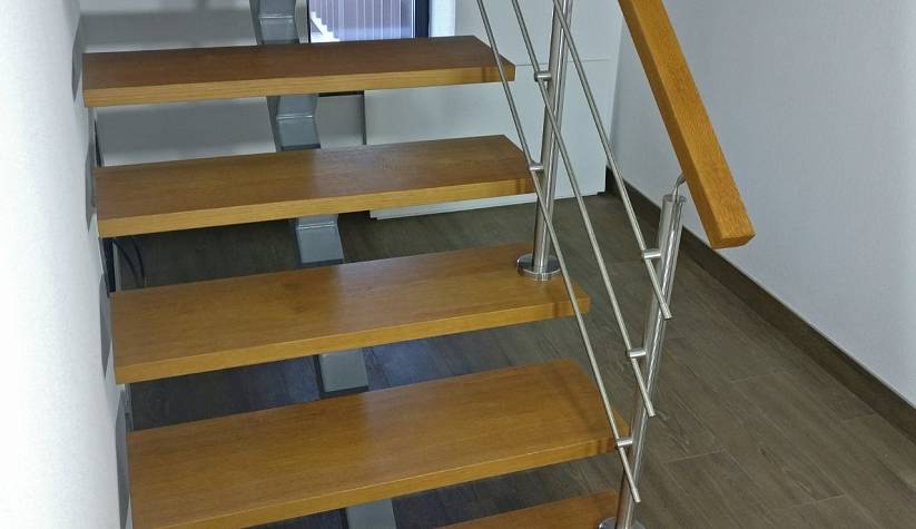Металлическая каркасная лестница со ступенями