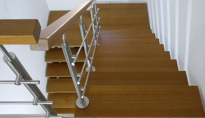 Металлическая каркасная лестница со ступенями