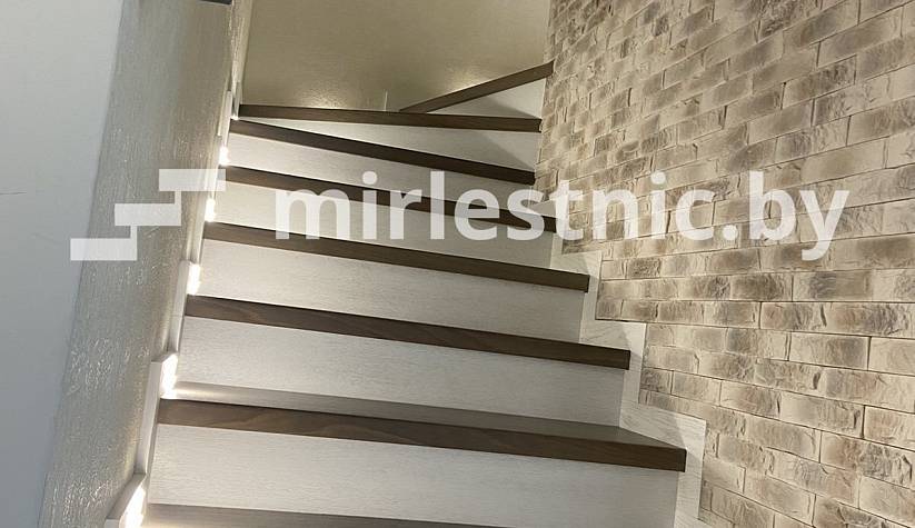 Лестница из бетона облицованная шпонированными ступенями из дуба